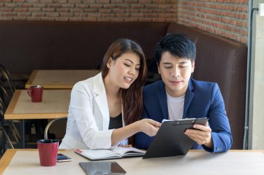 Asyalı iş adamı ve Asyalı iş kadını.