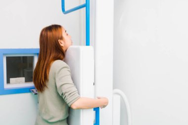 Asyalı erkek radyologlar röntgenleri hazırlayıp hazırlıyorlar..