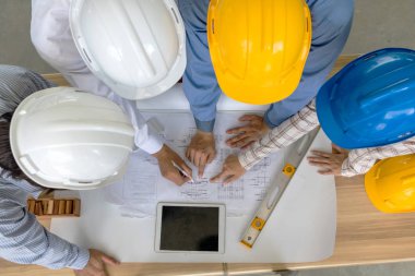 Bir grup mühendis inşaat için bir plan bakıyor