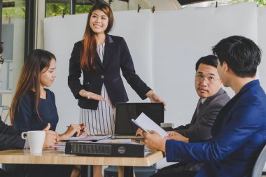 İş adamları iş konuşuyorlar..