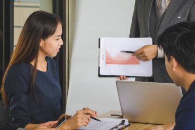 İş adamları iş konuşuyorlar..