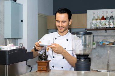 Barista bir kafede kahve yapıyor..