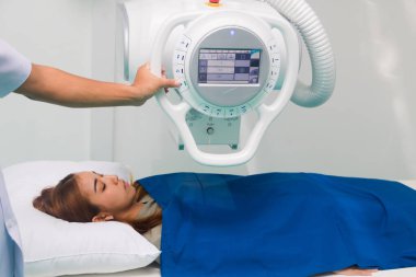 Asyalı erkek radyologlar röntgenleri hazırlayıp hazırlıyorlar..