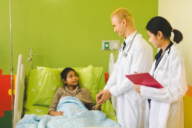 Doktor hastanın incelenmesi.