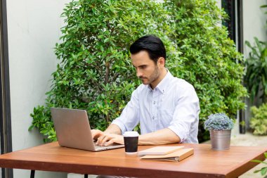 Bahçede çalışan genç adam.