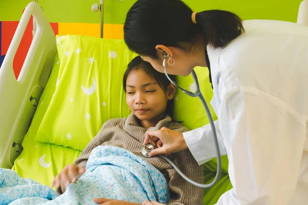 El médico está escuchando al corazón usando un sethoscope y exámenes —  Fotos de Stock