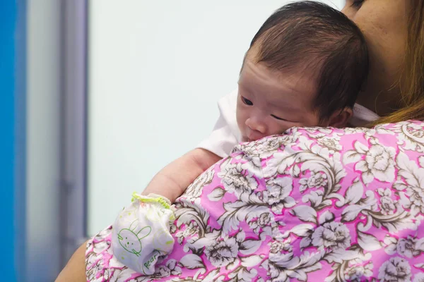 Bayi yang lahir dalam pelukan ibu di rumah sakit — Stok Foto