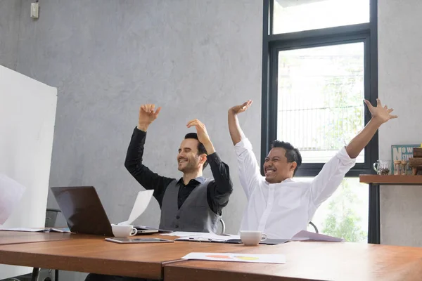 Due uomini stanno discutendo di un lavoro — Foto Stock