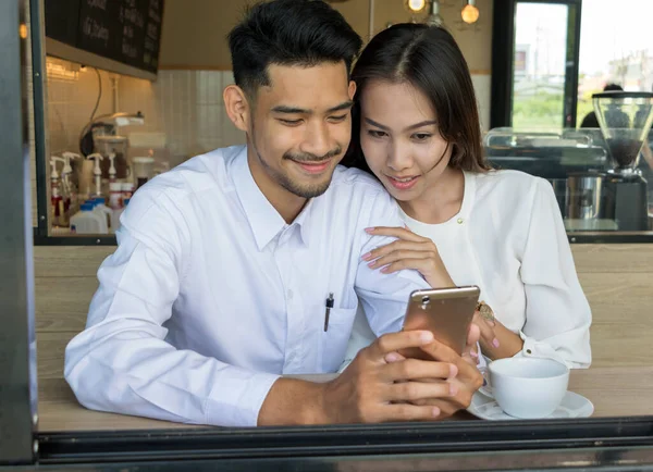 Asiatiska unga par förälskade på ett kafé — Stockfoto