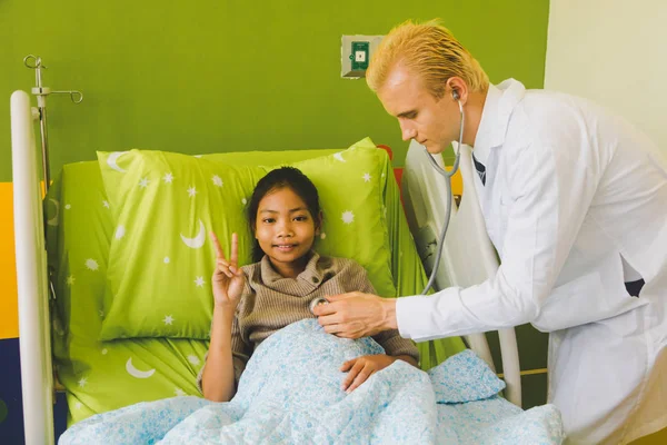 El médico está escuchando al corazón usando un sethoscope y exámenes —  Fotos de Stock