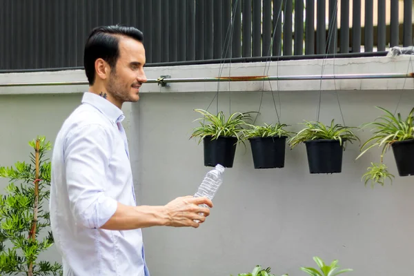 Anak muda yang bekerja di kebun — Stok Foto