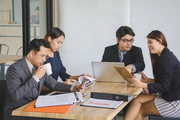 Para pebisnis sedang mendiskusikan pekerjaan . — Stok Foto