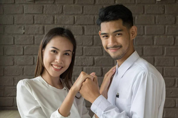 Pemuda Asia memegang kotak cincin kawin untuk menikah dalam kopi — Stok Foto