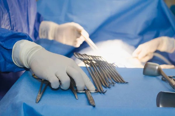Хирургическая бригада проводит операцию для пациентов в — стоковое фото
