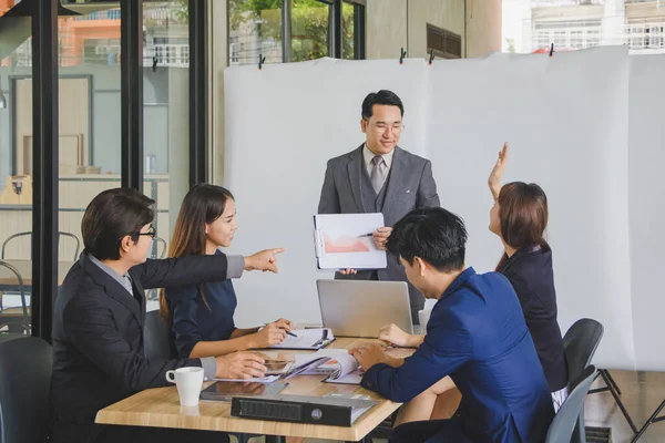 Para pebisnis sedang mendiskusikan pekerjaan . — Stok Foto