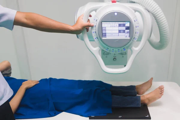 Radiologista masculino asiático preparando e configurando raios-X . — Fotografia de Stock