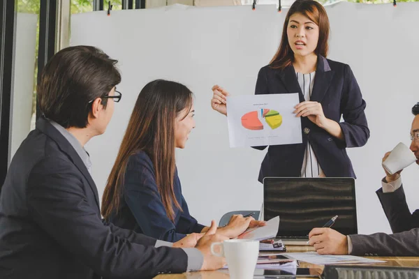 Para pebisnis sedang mendiskusikan pekerjaan . — Stok Foto