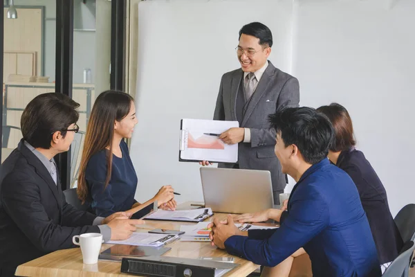 Gli uomini d'affari discutono di lavoro . — Foto Stock