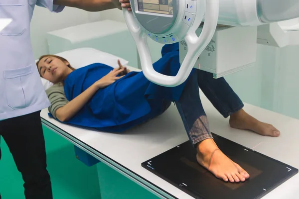 Asijský mužský radiolog připravuje a nastavuje rentgeny. — Stock fotografie
