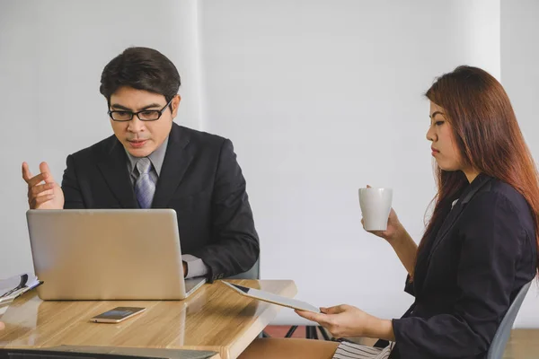 Para pebisnis sedang mendiskusikan pekerjaan . — Stok Foto