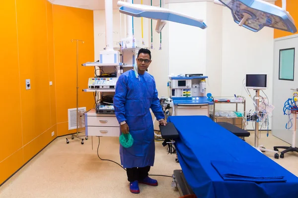 Cirujano está preparando pacientes para la cirugía . —  Fotos de Stock