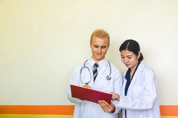 El médico está escuchando al corazón usando un sethoscope y exámenes —  Fotos de Stock