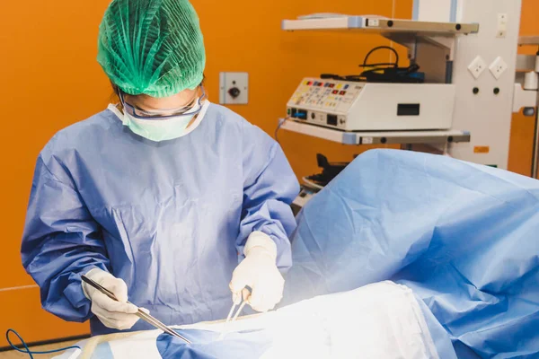 A sebész csapat műti a betegeket. — Stock Fotó