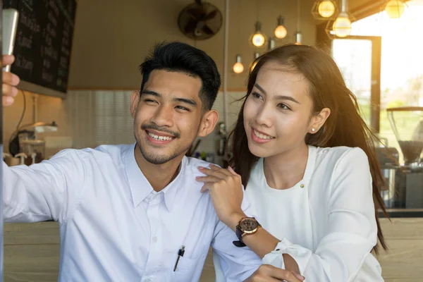 Молодая азиатская пара влюблена в кафе — стоковое фото