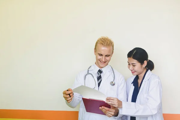 El médico está escuchando al corazón usando un sethoscope y exámenes —  Fotos de Stock