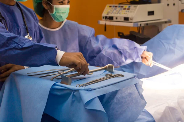 Sebész arra készül, hogy a betegek műtét. — Stock Fotó