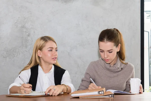 Two women are studying and teaching — Stock Photo, Image