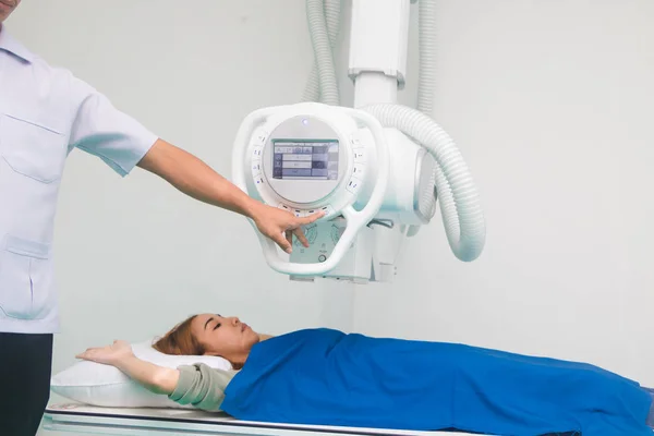 Radiologo maschio asiatico preparare e impostare i raggi X . — Foto Stock