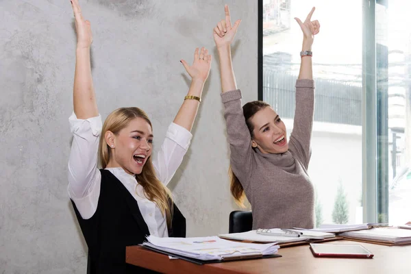 İki kadın okuyor ve öğretiyor. 