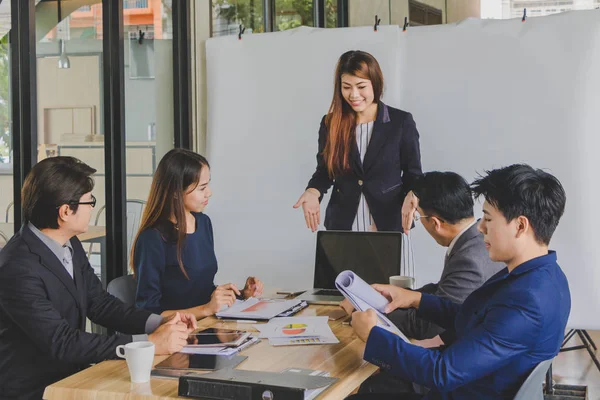 Para pebisnis sedang mendiskusikan pekerjaan . — Stok Foto