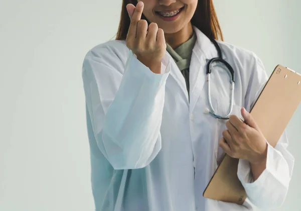 Asiático médico mujer en el fondo blanco . —  Fotos de Stock