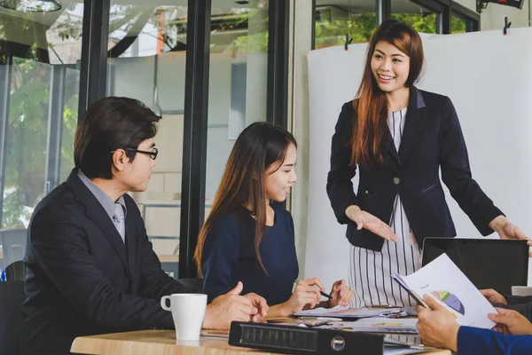 Para pebisnis sedang mendiskusikan pekerjaan . — Stok Foto