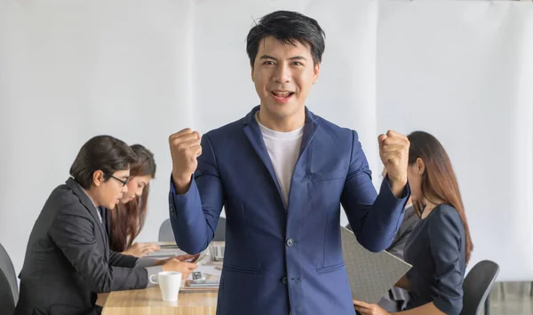 La gente de negocios está discutiendo trabajo . — Foto de Stock