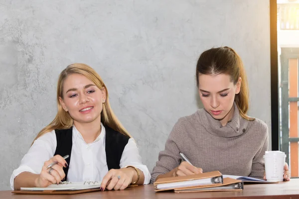 Two women are studying and teaching — Stock Photo, Image