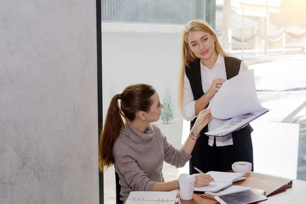 Two women are studying and teaching — Stock Photo, Image