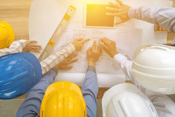 Um grupo de engenheiros está olhando para um projeto de construção — Fotografia de Stock