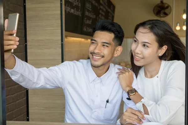 Asiatiska unga par förälskade på ett kafé — Stockfoto