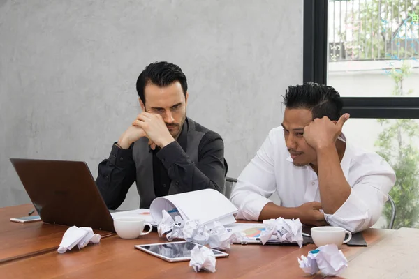 Two men are discussing a job — Stock Photo, Image