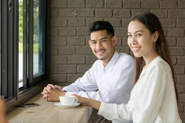 Asiático jovem casal apaixonado em um café — Fotografia de Stock