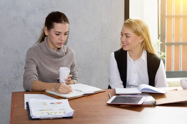 Two women are studying and teaching — Stock Photo, Image