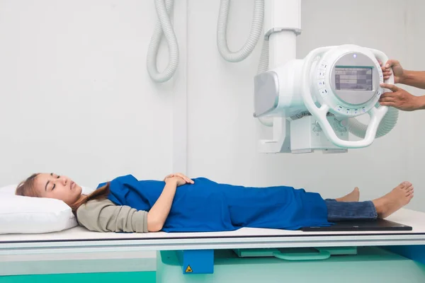 Radiologista masculino asiático preparando e configurando raios-X . — Fotografia de Stock