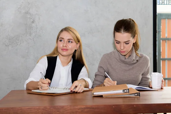 Two women are studying and teaching — Stock Photo, Image