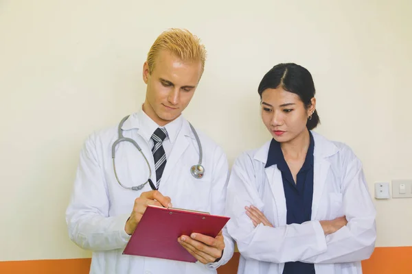 El médico está escuchando al corazón usando un sethoscope y exámenes —  Fotos de Stock