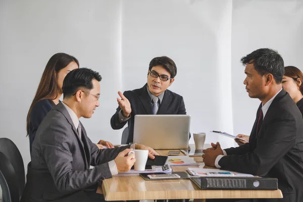 Para pebisnis sedang mendiskusikan pekerjaan . — Stok Foto