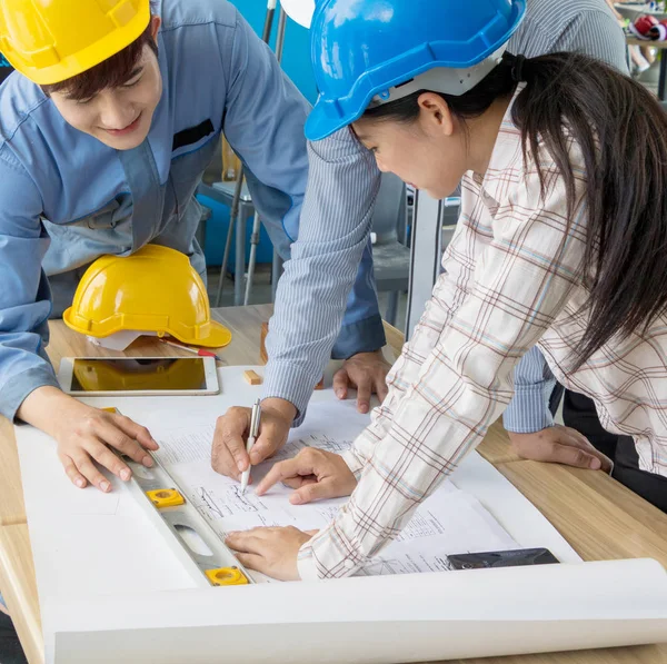 Um grupo de engenheiros está olhando para um projeto de construção — Fotografia de Stock