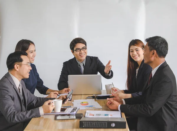 Para pebisnis sedang mendiskusikan pekerjaan . — Stok Foto